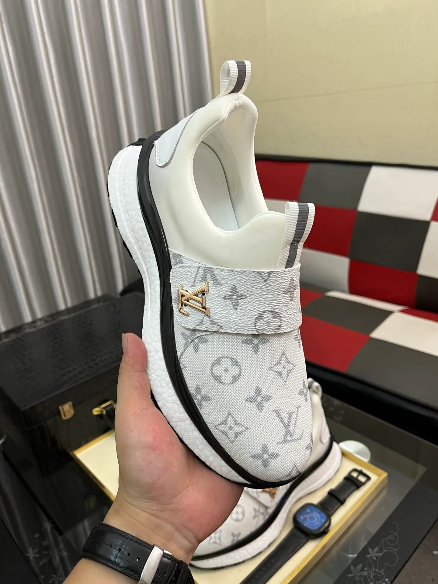 Men's shoes💰458⌚️⌚️"LOUI* VUITTO*" latest popular men's casual shoes ✔️This model is made of original breathable fly woven fabric, super shiny in real life⚡️ Fashionable and versatile, the toe last shape is firm and full, the soles are made from LV original mold and can be put in and out at will. It is light and comfortable for the foot~Purely handmade, details determine the quality! Size:38-442️⃣Colors available